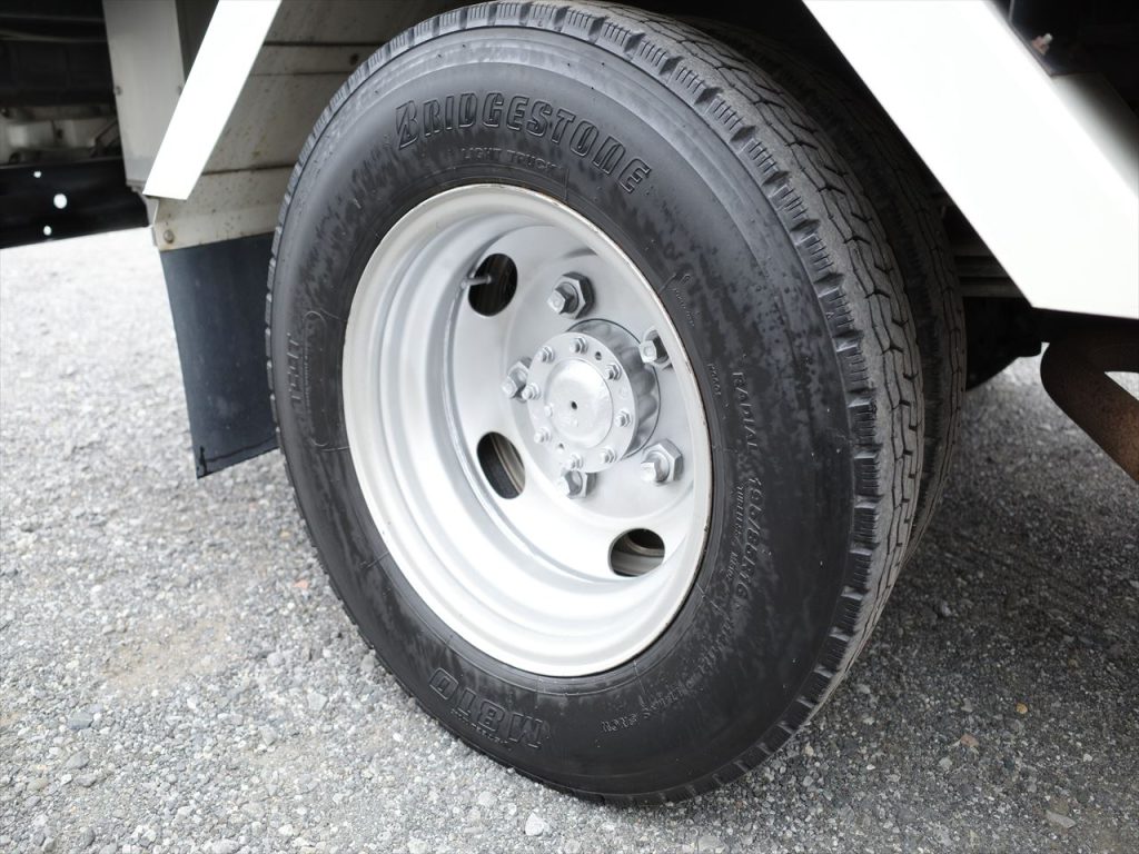 タイヤサイズ 195/85R16 溝残量 フロント7mm リヤ5～7mm