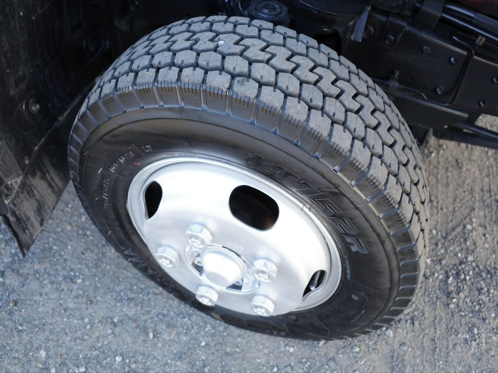 タイヤサイズは195/75R15 溝残量フロント10mmリヤ3～4mm