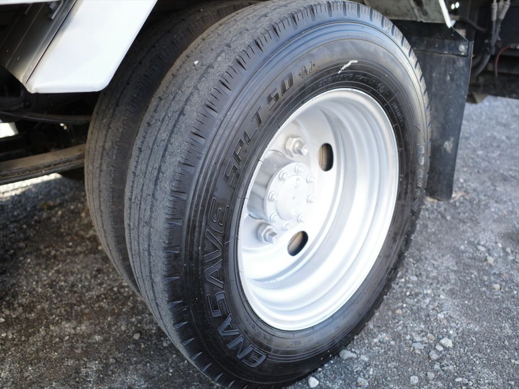 タイヤサイズ　205/75R16 溝残量フロント7mm リヤ6.5mm