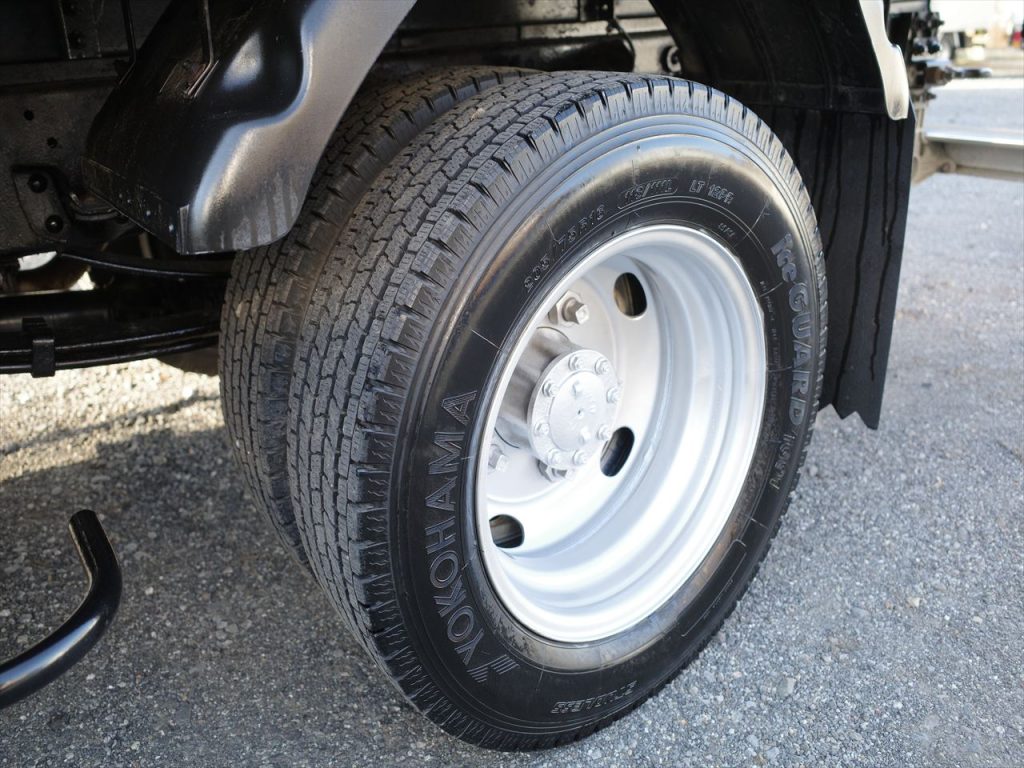 タイヤサイズは205/75R16 溝残量 フロント8mm リヤ8mm