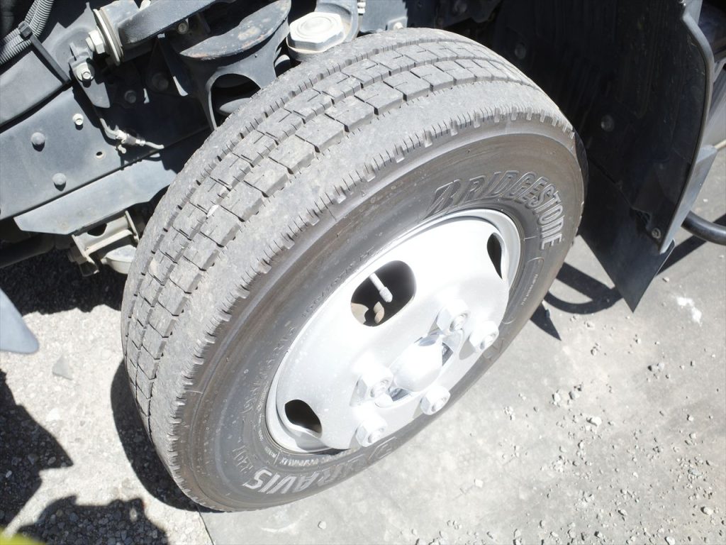タイヤサイズは195/75R15 溝残量 フロント8mm リヤ8mm バリ山!状態良好です!