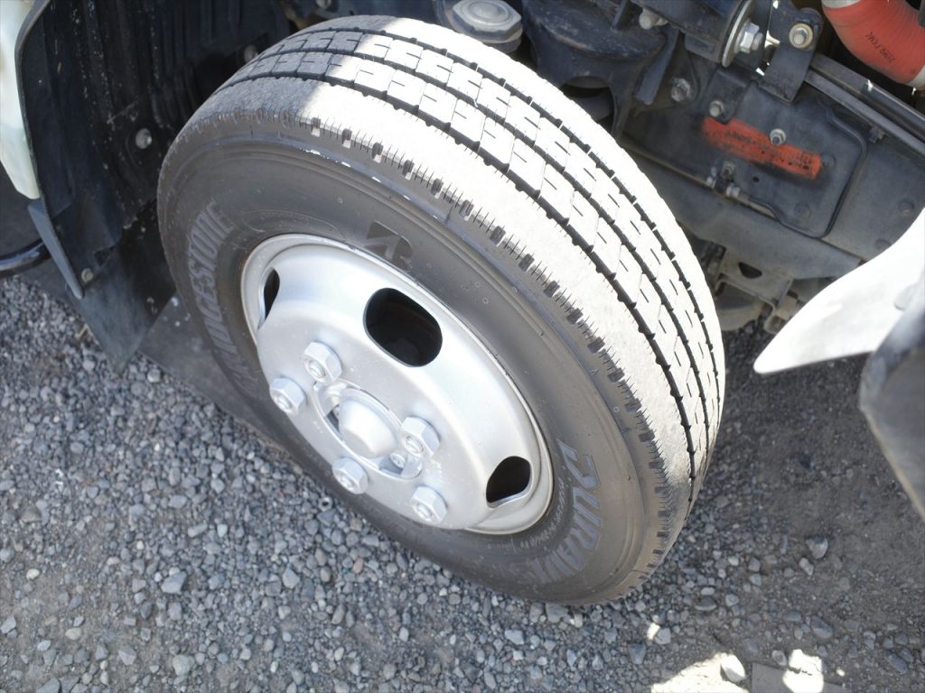 タイヤサイズは195/75R15 溝残量 フロント8mm リヤ8mm バリ山!状態良好です!