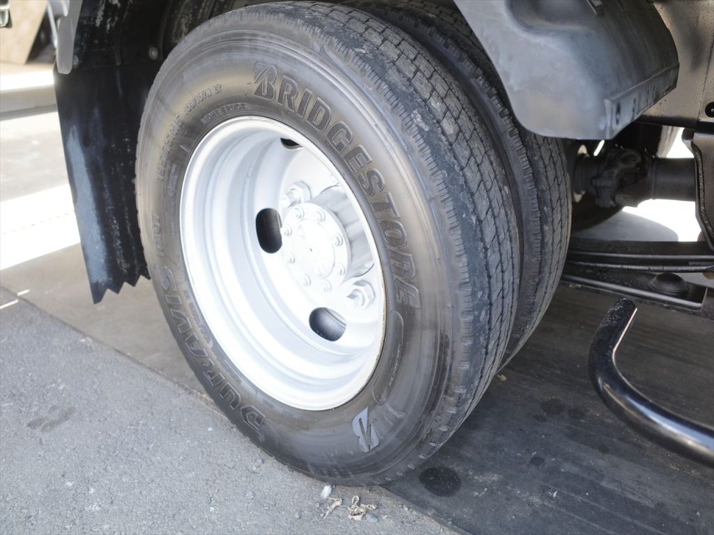 タイヤサイズは195/75R15 溝残量 フロント8mm リヤ8mm バリ山!状態良好です!