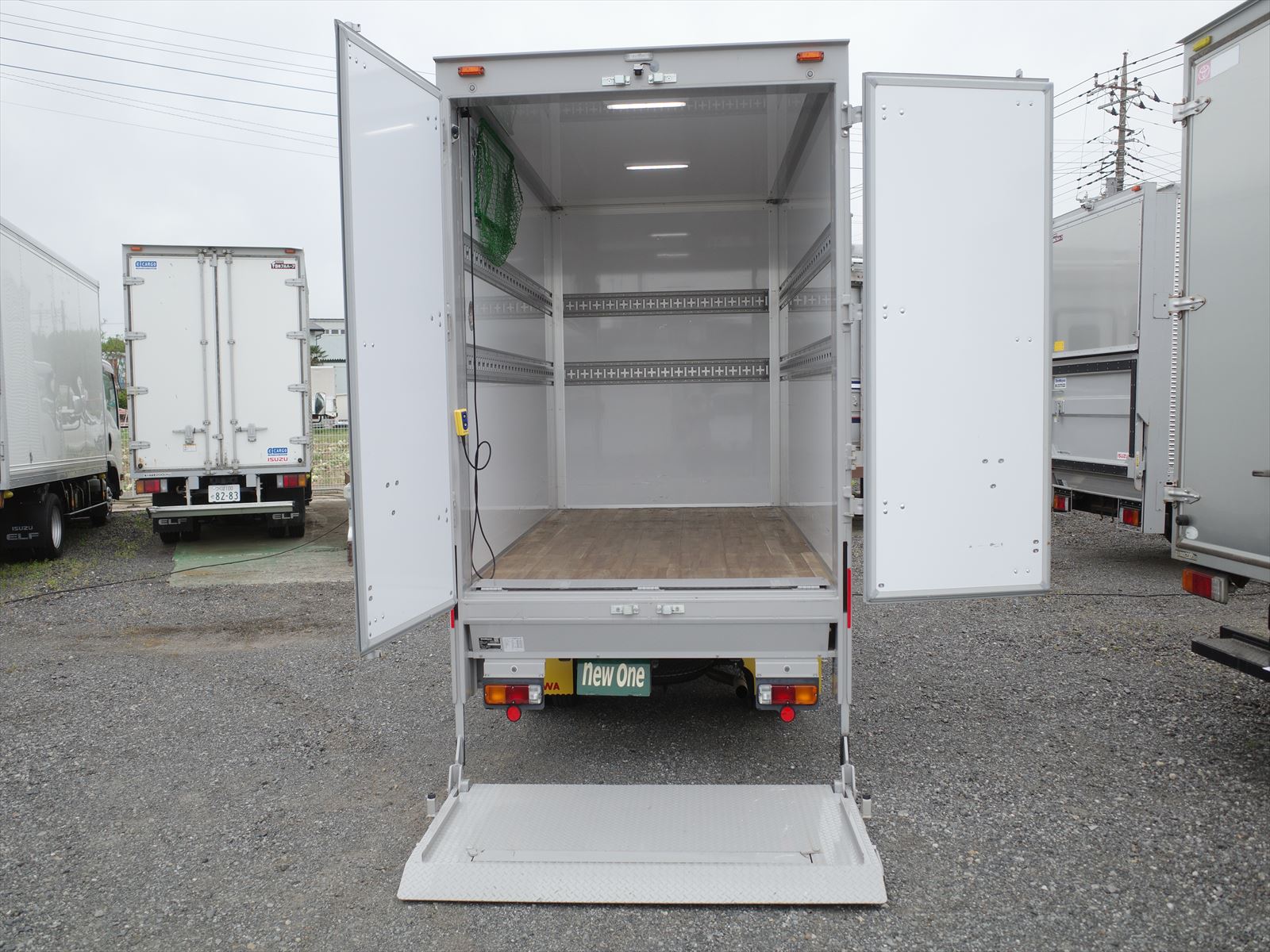 荷室内寸 長さ312cm 幅165cm 高さ199cm ラッシング2段