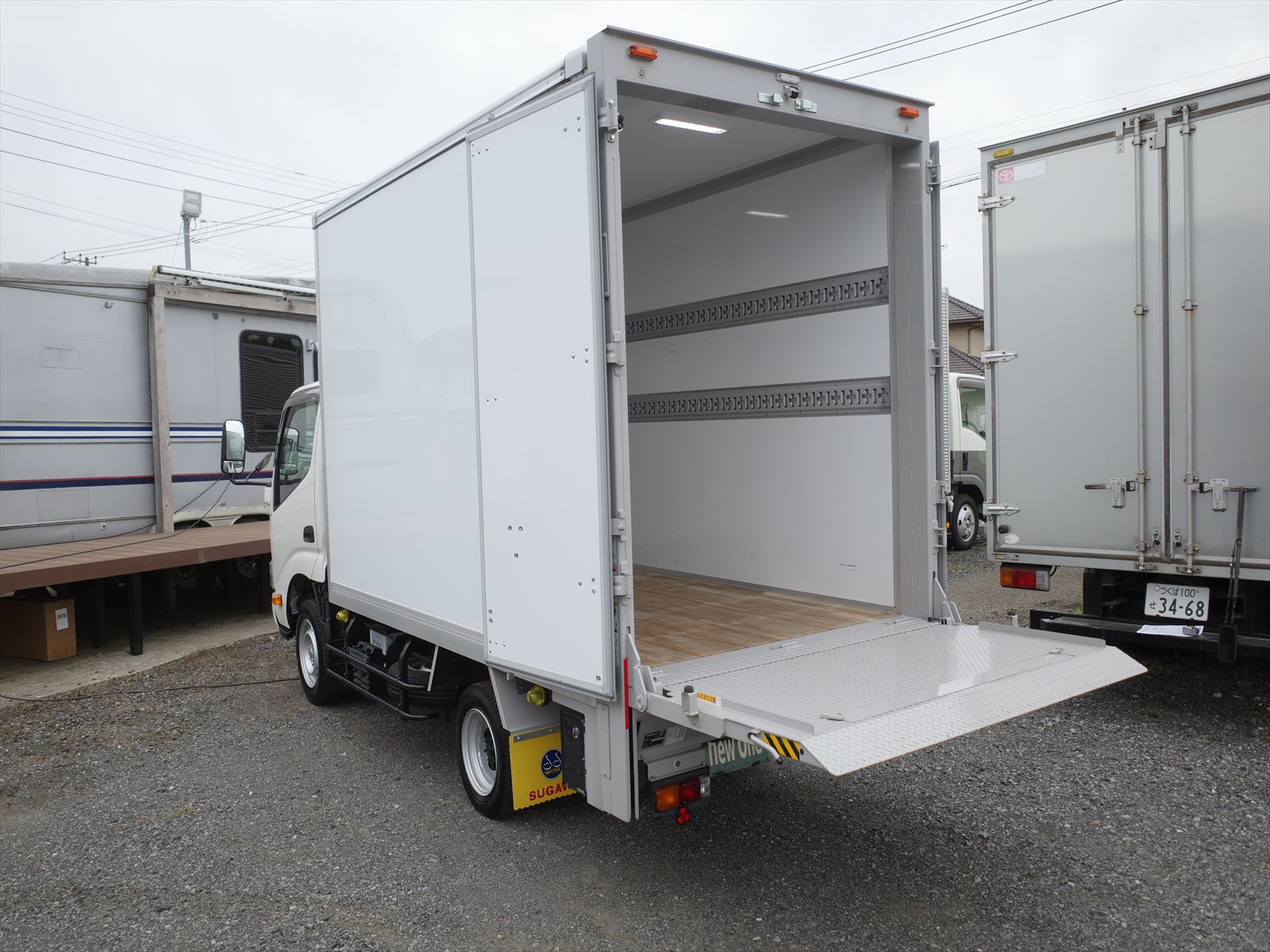 車体寸法 全長498cm 全幅177cm 全高283cm