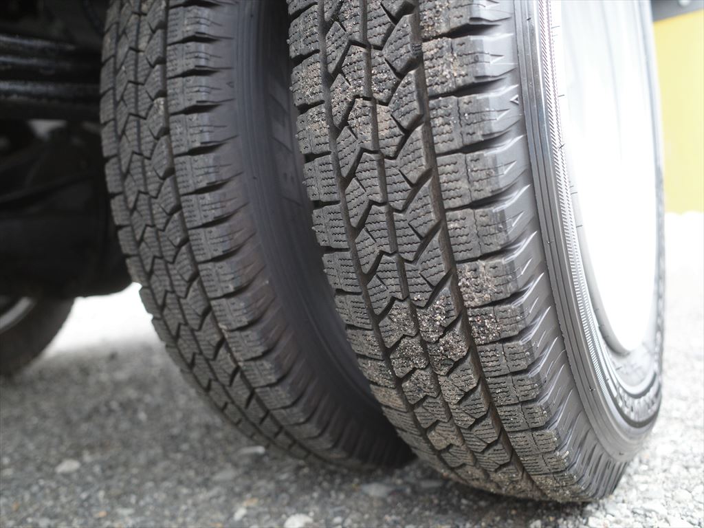 タイヤサイズはフロント 175/75R15 リヤWタイヤ 145R13 8PR 溝残量フロント10mm リヤ9mm 未使用車!新車の状態です!