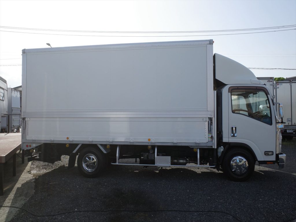 車体寸法 全長714cm 全幅219cm 全高327cm