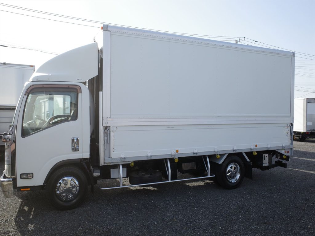 車体寸法 全長714cm 全幅219cm 全高327cm