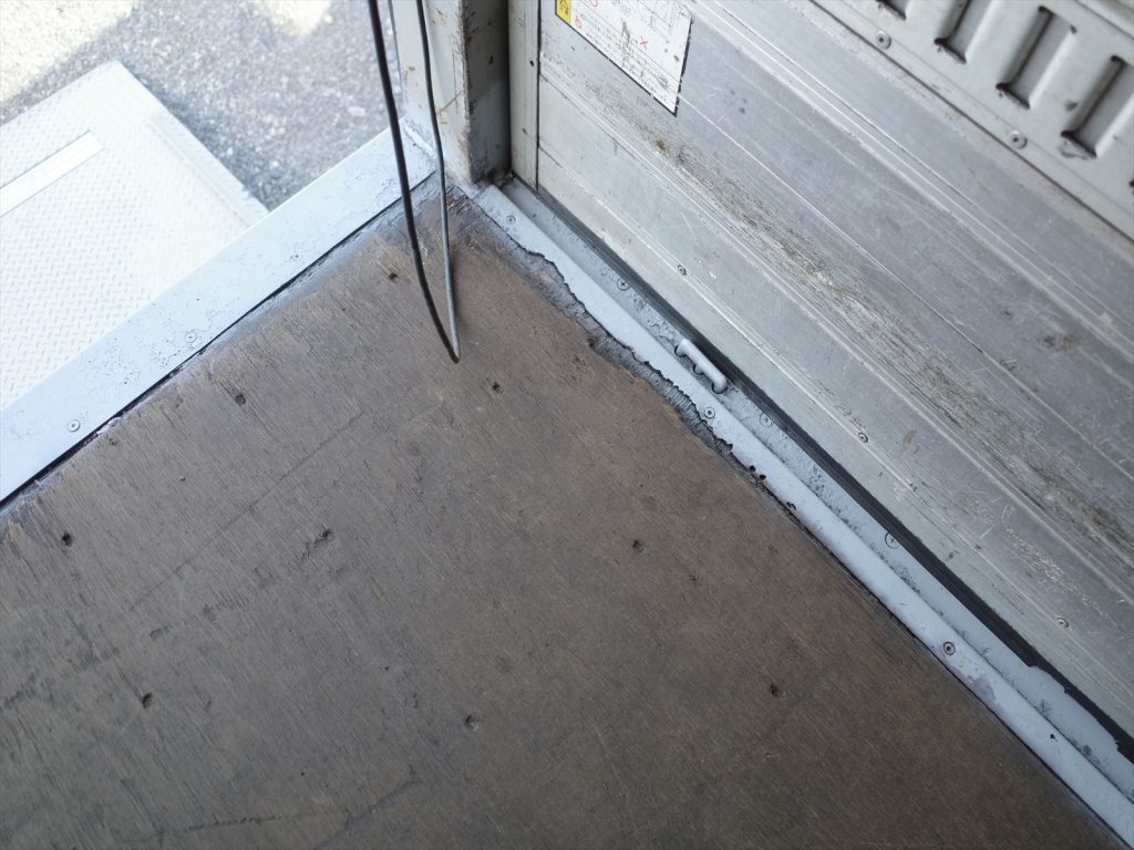 箱内にサビ箇所ありますが使用に問題ない程度です。