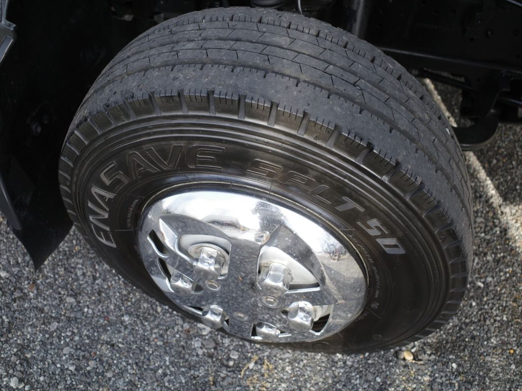 タイヤサイズは215/85R16 溝残量すべて8mmで状態良好です!