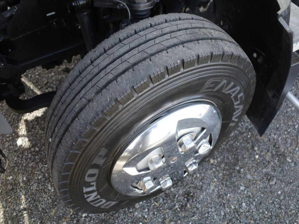タイヤサイズは215/85R16 溝残量すべて8mmで状態良好です!