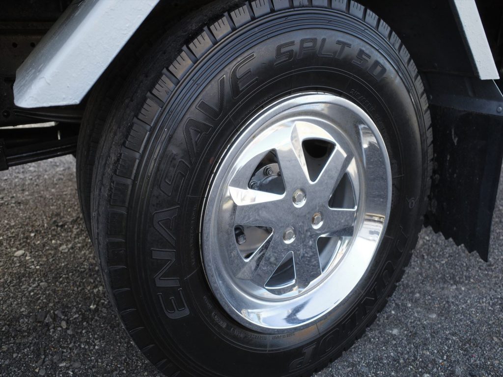 タイヤサイズは215/85R16 溝残量すべて8mmで状態良好です!