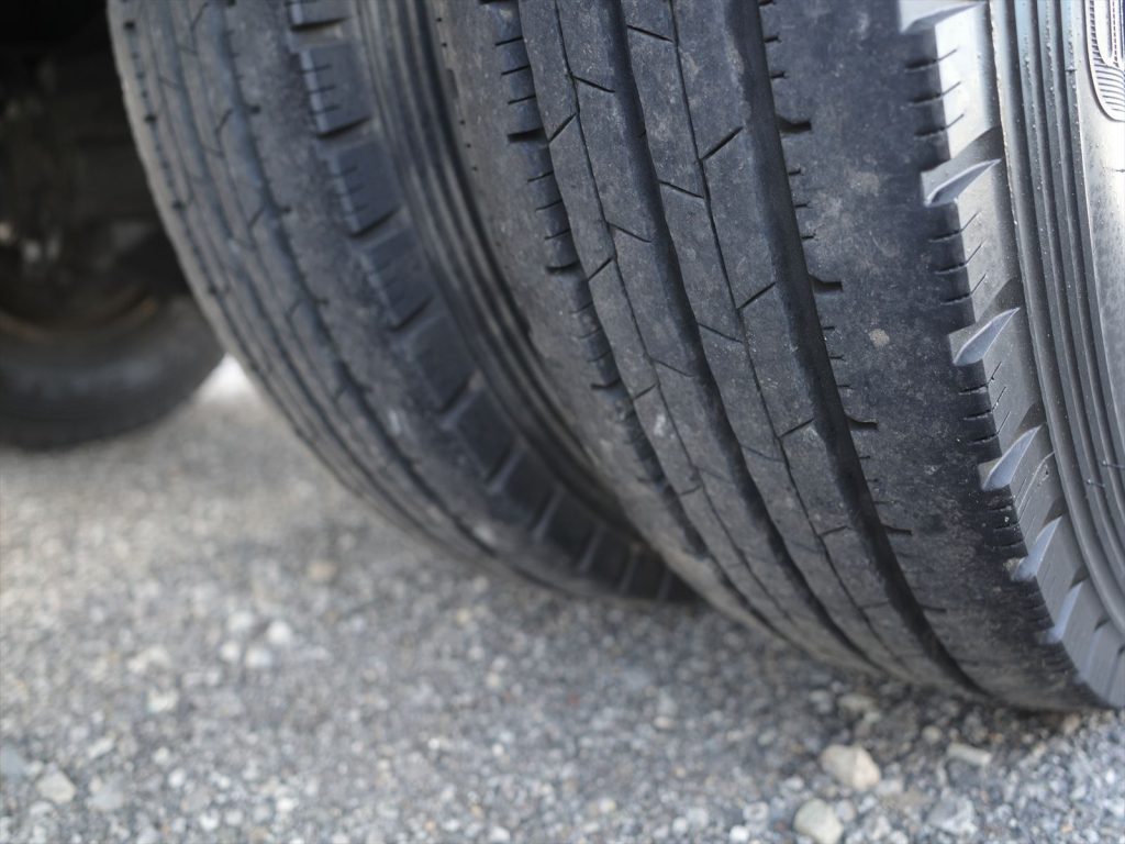 タイヤサイズは215/85R16 溝残量すべて8mmで状態良好です!