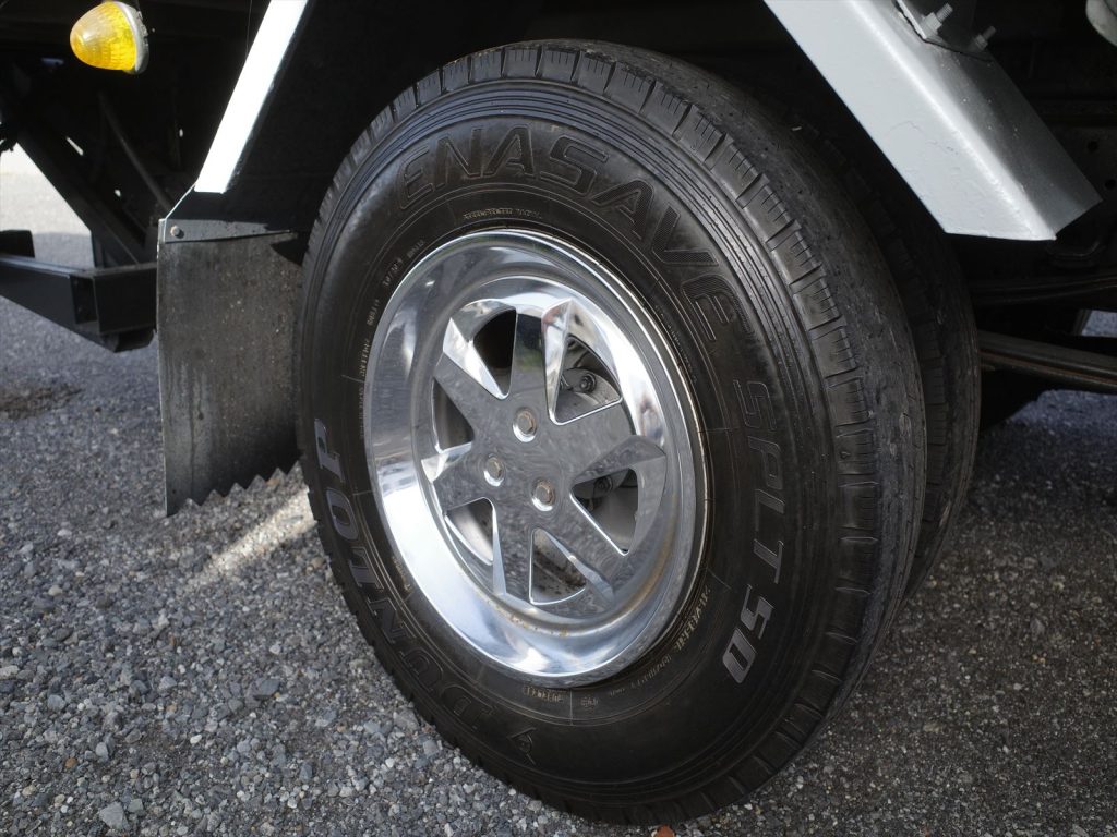 タイヤサイズは215/85R16 溝残量すべて8mmで状態良好です!