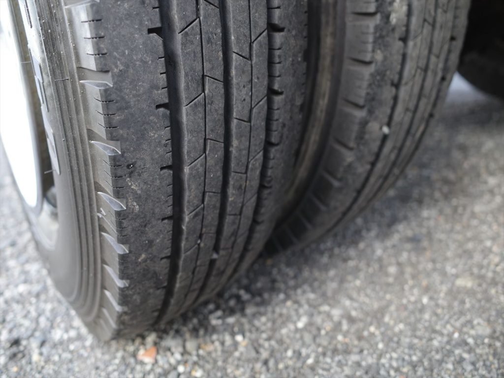 タイヤサイズは215/85R16 溝残量すべて8mmで状態良好です!