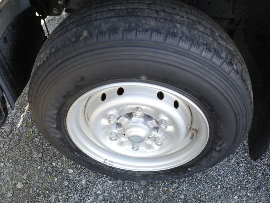 タイヤサイズ 195/75R15 溝残量 フロント4mm リヤ5mm