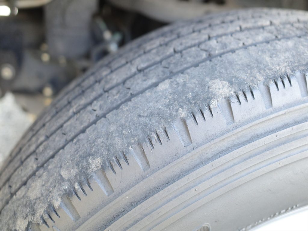 タイヤサイズ 195/75R15 溝残量 フロント4mm リヤ5mm
