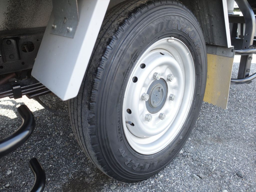 タイヤサイズ 195/75R15 溝残量 フロント4mm リヤ5mm