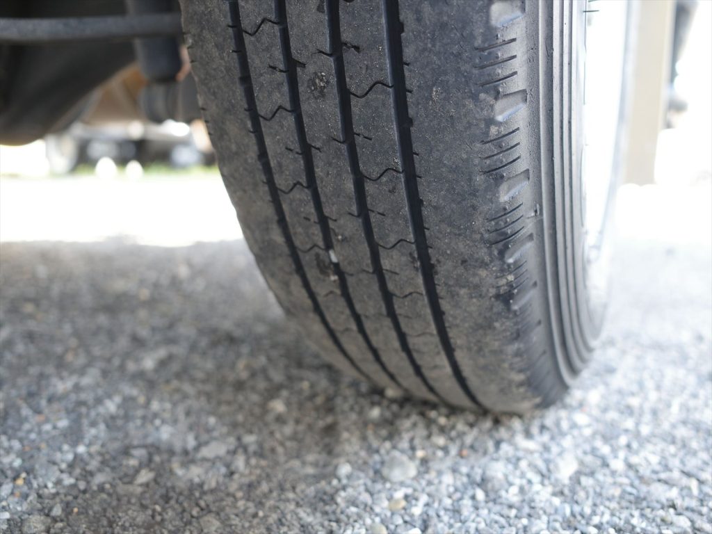 タイヤサイズ 195/75R15 溝残量 フロント4mm リヤ5mm