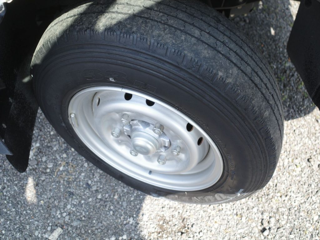 タイヤサイズ 195/75R15 溝残量 フロント4mm リヤ5mm