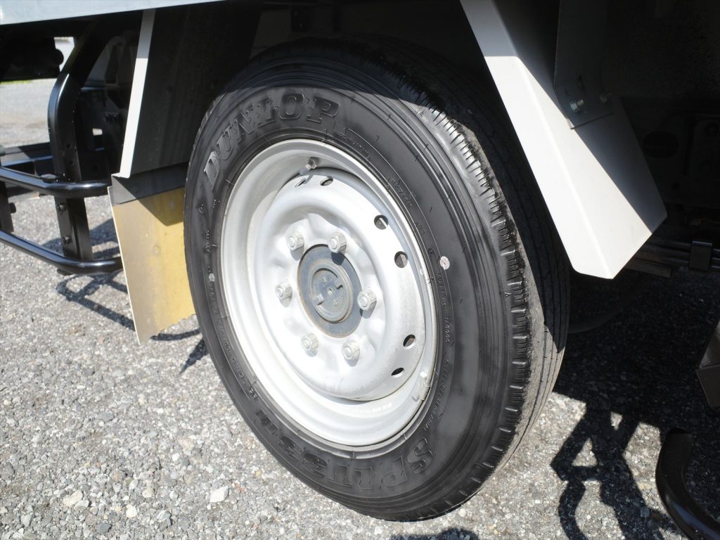 タイヤサイズ 195/75R15 溝残量 フロント4mm リヤ5mm
