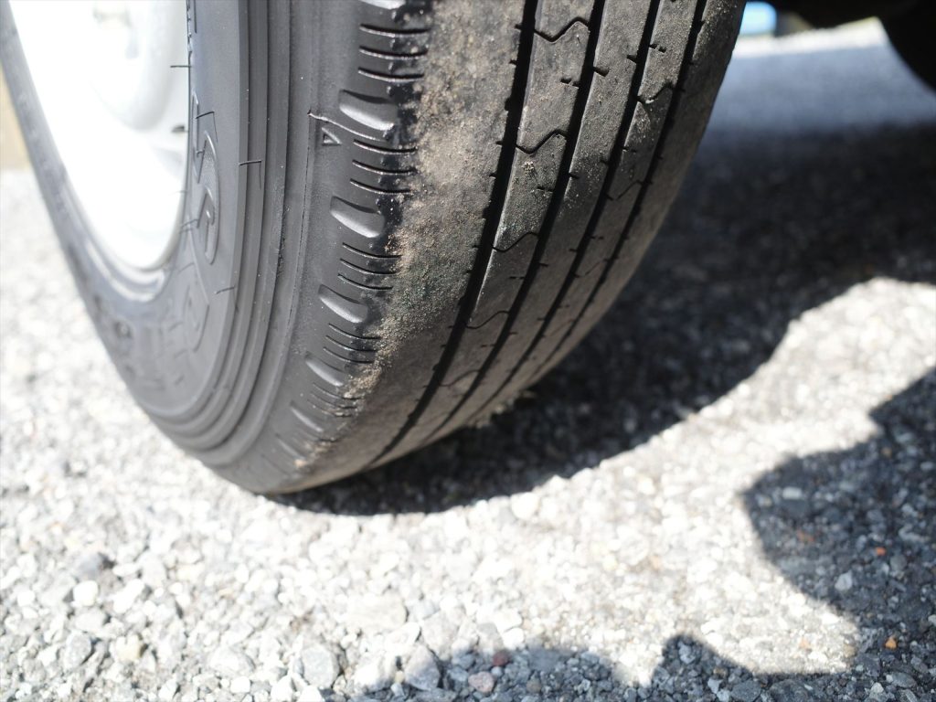 タイヤサイズ 195/75R15 溝残量 フロント4mm リヤ5mm