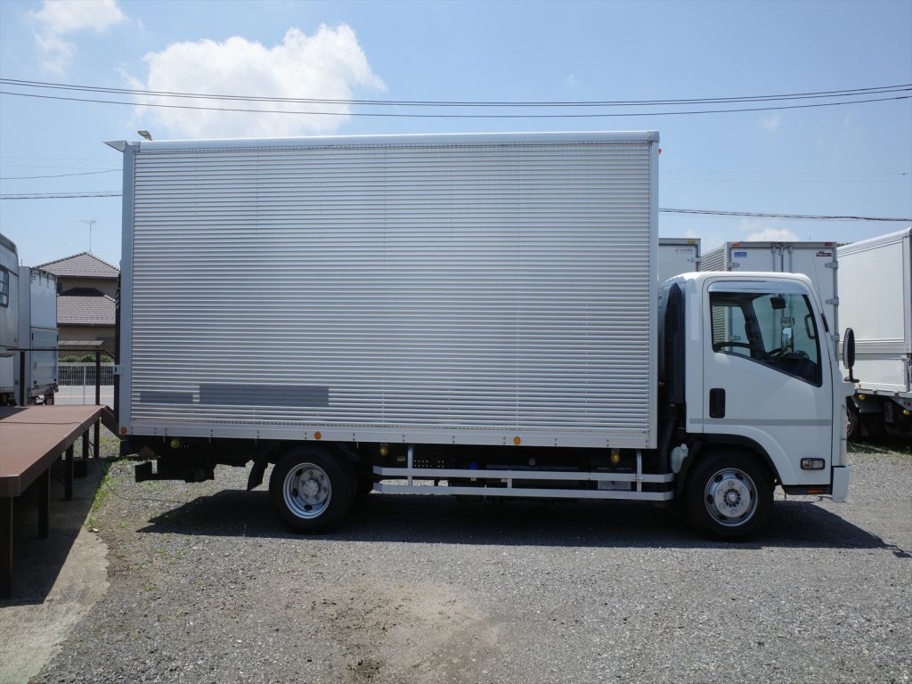 車体寸法 全長695cm 全幅215cm 全高335cm
