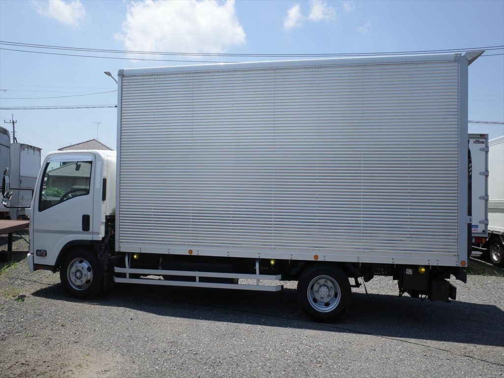 車体寸法 全長695cm 全幅215cm 全高335cm