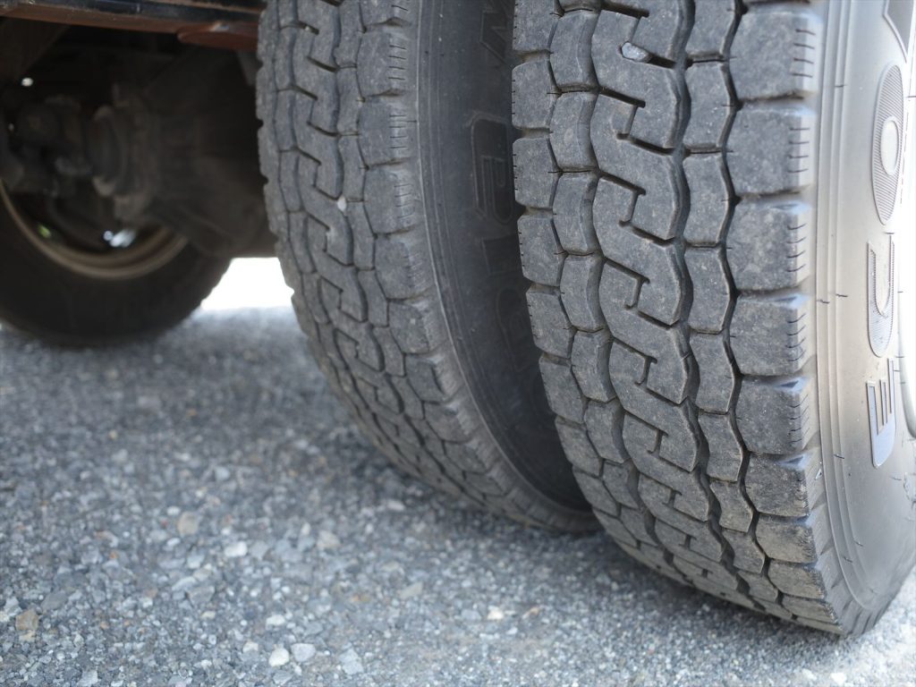 タイヤサイズは205/80R17.5 溝残量 フロント 8mm リヤ9mm