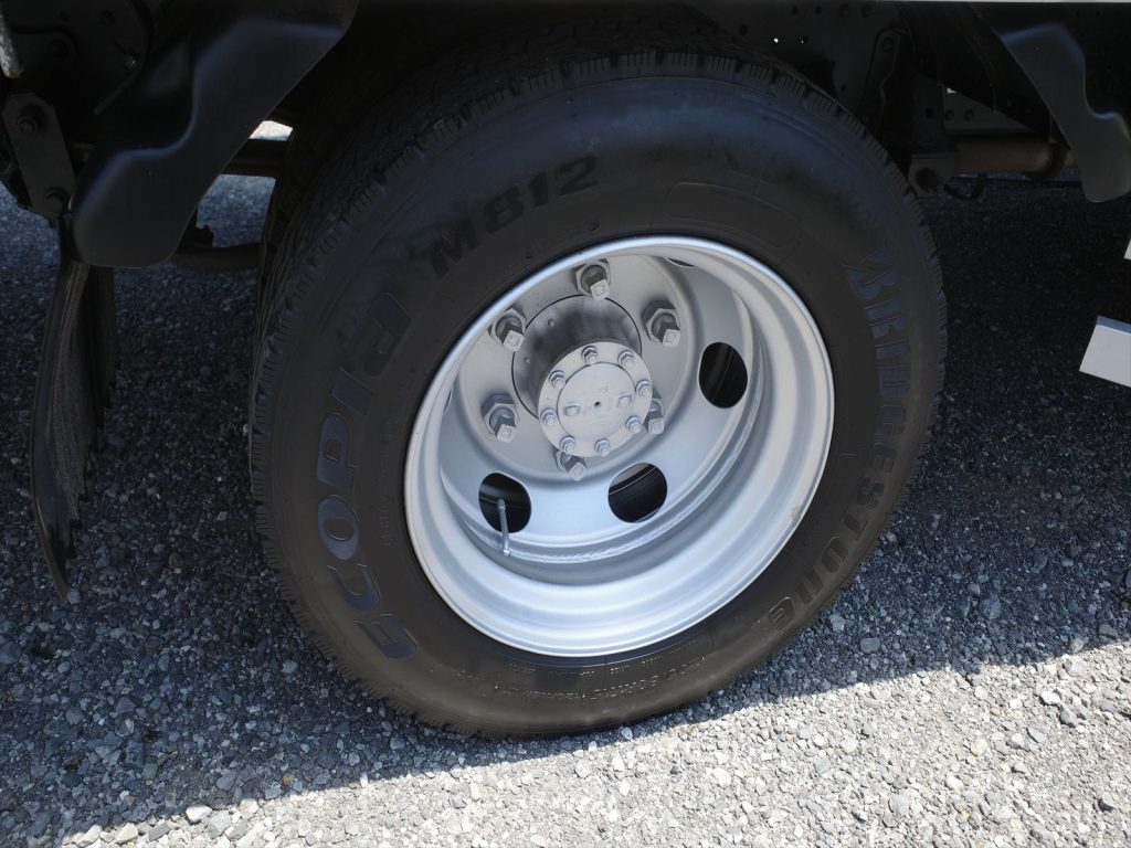 タイヤサイズは205/80R17.5 溝残量 フロント 8mm リヤ9mm