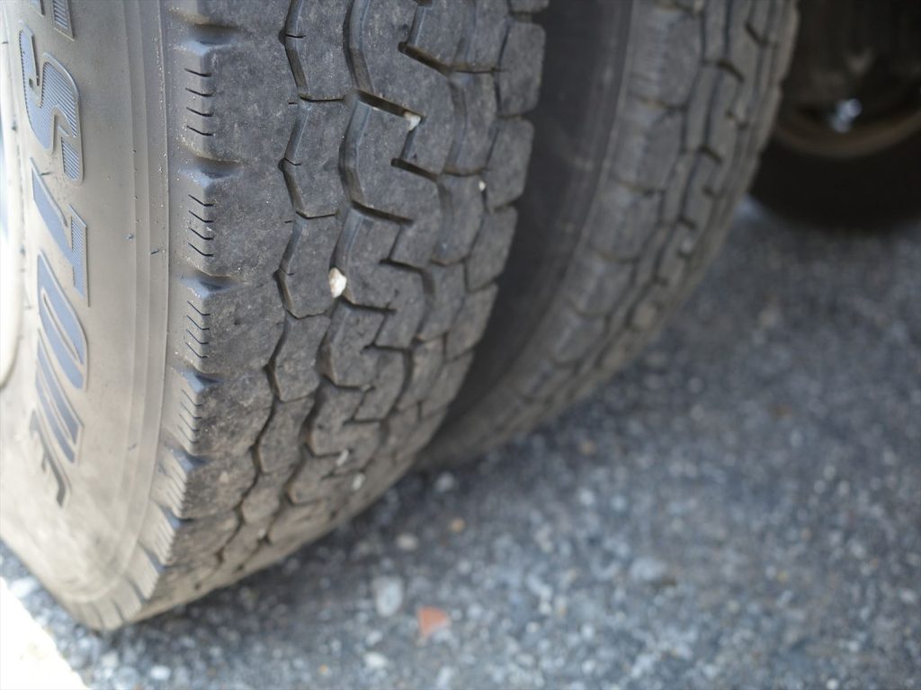 タイヤサイズは205/80R17.5 溝残量 フロント 8mm リヤ9mm