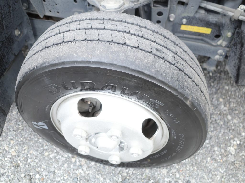 タイヤサイズは195/75R15 溝残量 フロント4~5mm リヤ4~5mm