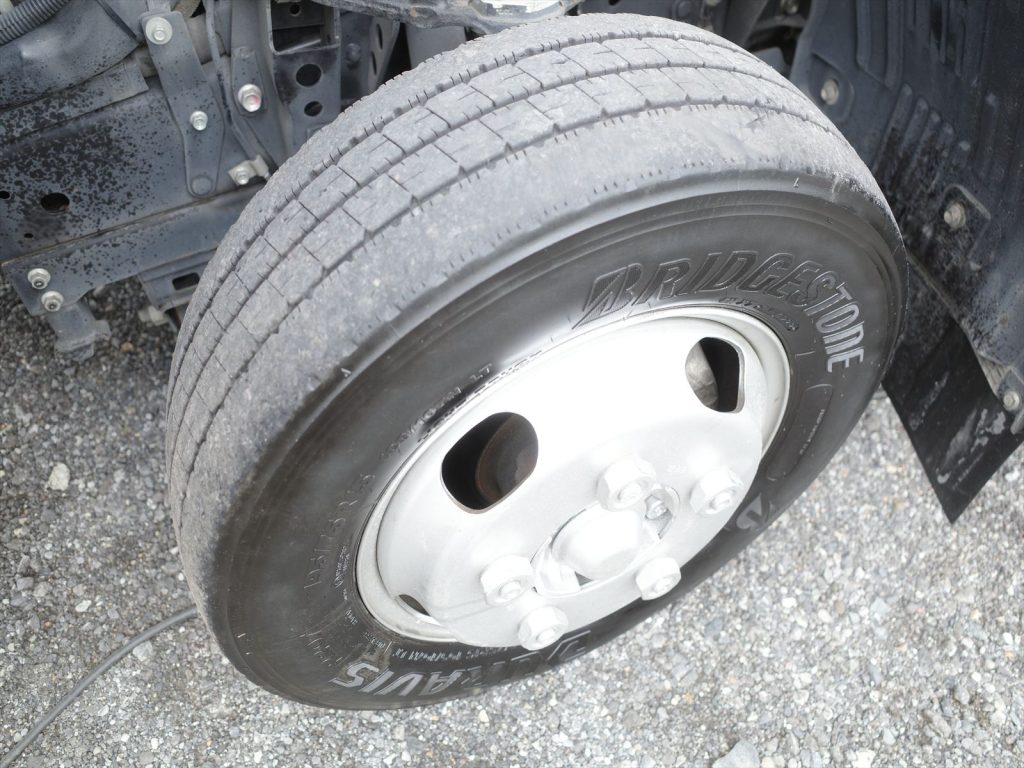 タイヤサイズは195/75R15 溝残量 フロント4~5mm リヤ4~5mm