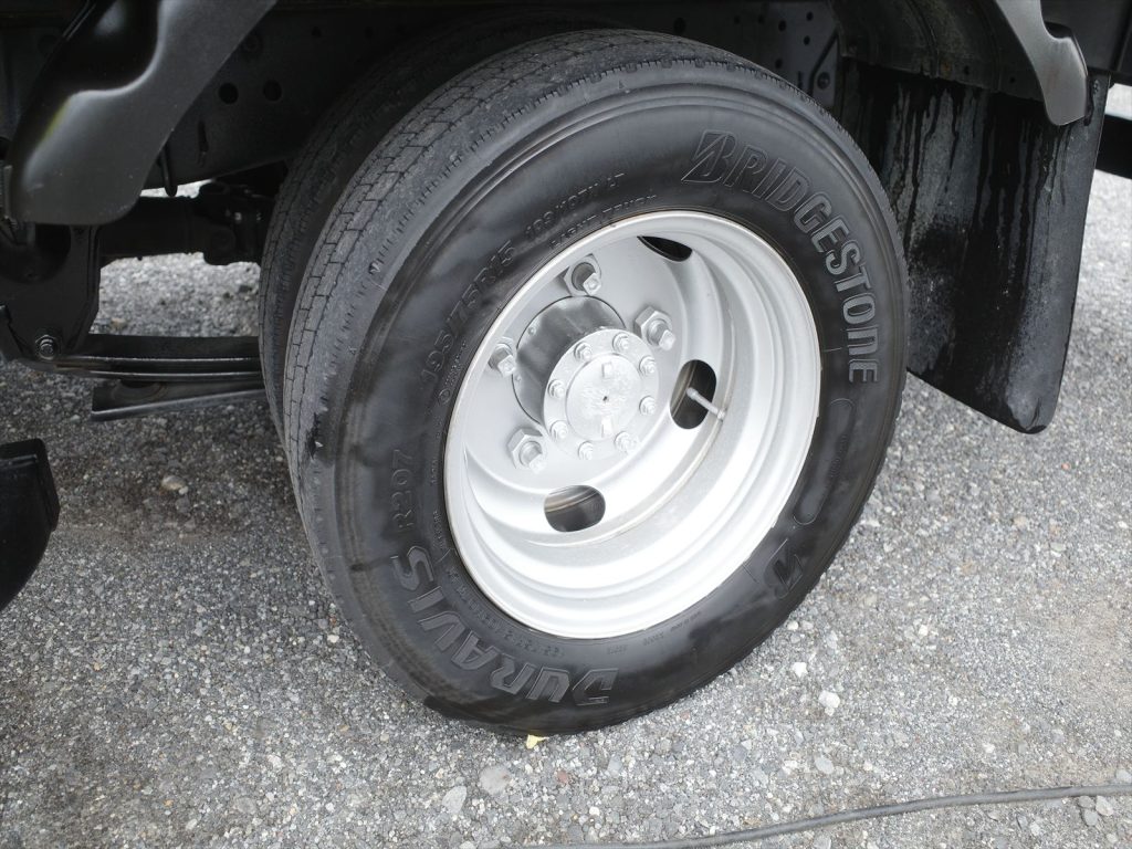 タイヤサイズは195/75R15 溝残量 フロント4~5mm リヤ4~5mm