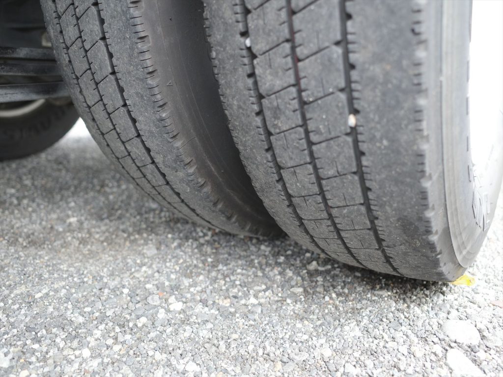 タイヤサイズは195/75R15 溝残量 フロント4~5mm リヤ4~5mm