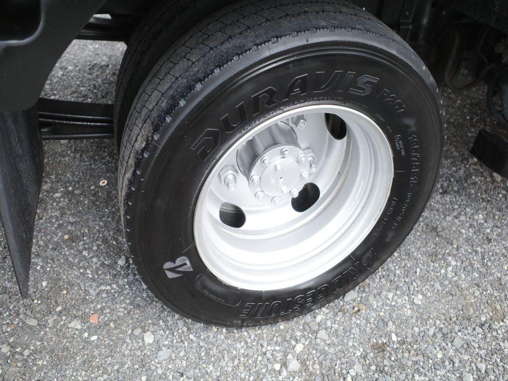 タイヤサイズは195/75R15 溝残量 フロント4~5mm リヤ4~5mm