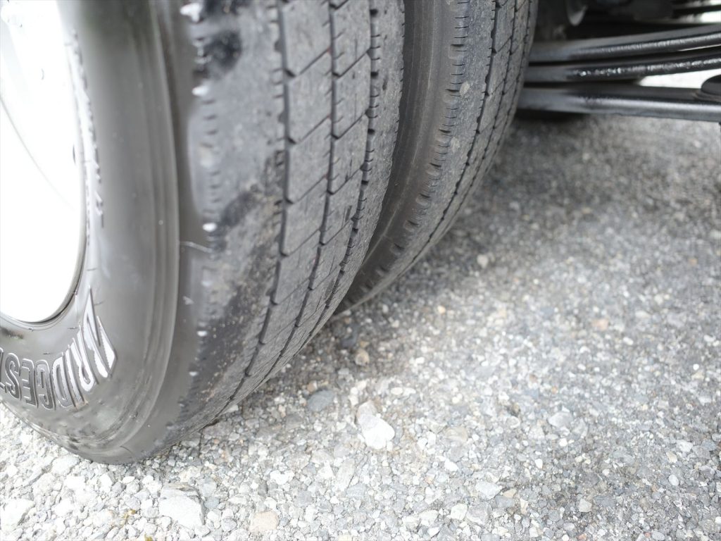 タイヤサイズは195/75R15 溝残量 フロント4~5mm リヤ4~5mm