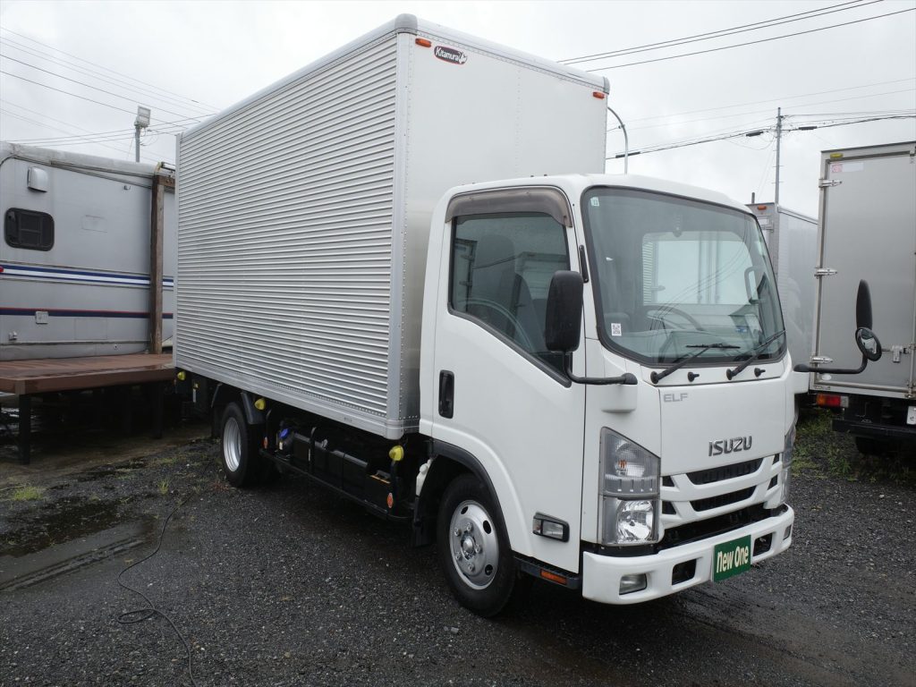 車体寸法 全長645cm 全幅190cm 全高317cm