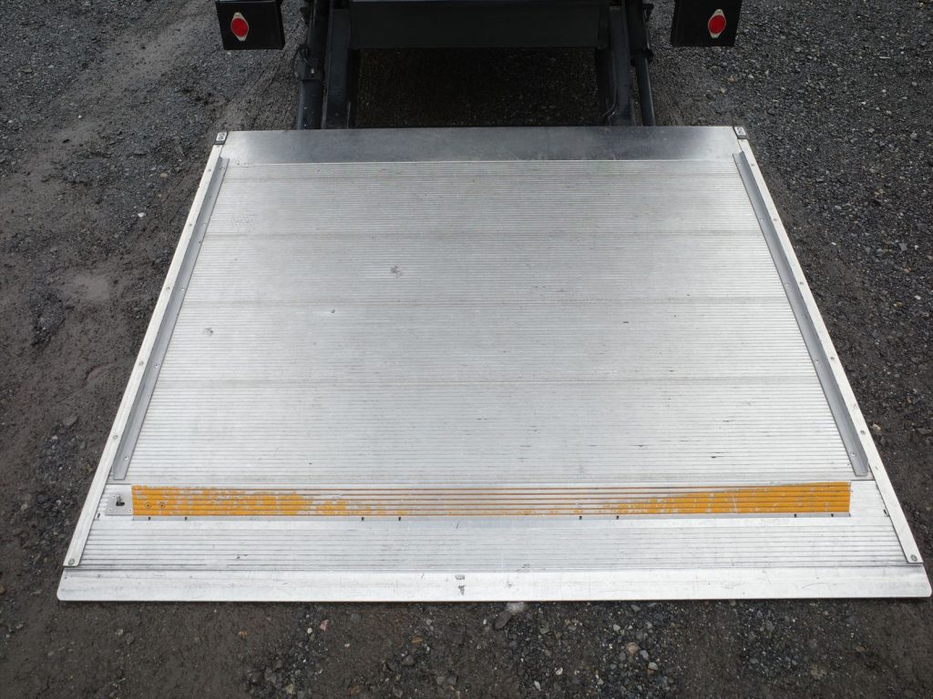 キタムラ製アルミバンフルゲート揚力1000Kg　ゲート寸法長さ150cm ストッパー有効長126cm 幅177cm ストッパー有効幅167cm 荷室内にゲート操作のリモコンも装備！