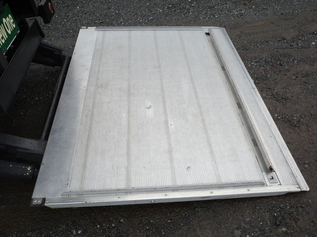 キタムラ製アルミバンフルゲート揚力1000Kg　ゲート寸法長さ150cm ストッパー有効長126cm 幅177cm ストッパー有効幅167cm 荷室内にゲート操作のリモコンも装備！