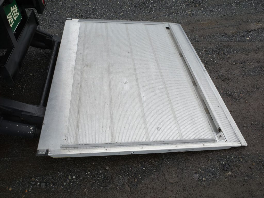 キタムラ製アルミバンフルゲート揚力1000Kg　ゲート寸法長さ150cm ストッパー有効長126cm 幅177cm ストッパー有効幅167cm 荷室内にゲート操作のリモコンも装備！
