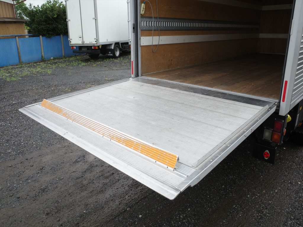 ゲート寸法長さ150cm ストッパー有効長126cm 幅177cm ストッパー有効幅167cm 荷室内にゲート操作のリモコンも装備！