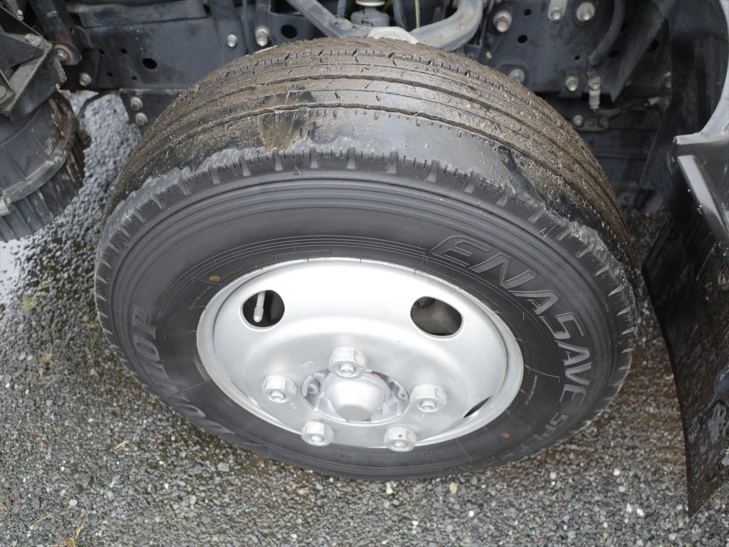 タイヤサイズは195/85R16 溝残量フロント6mmリヤ4～6mm