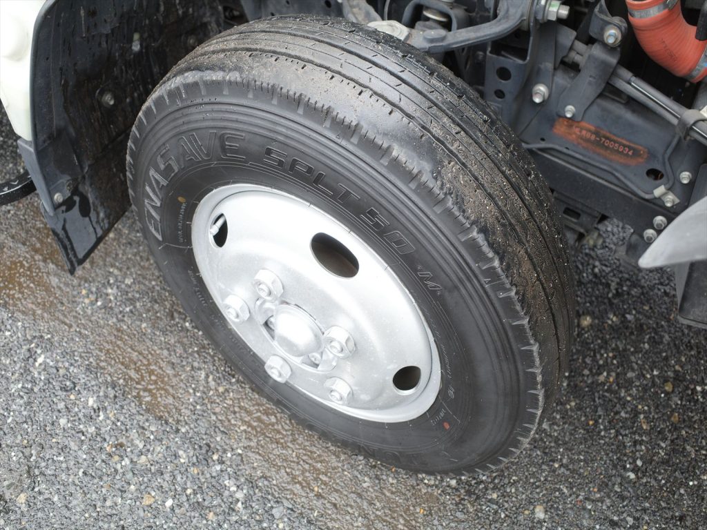 タイヤサイズは195/85R16 溝残量フロント6mmリヤ4～6mm