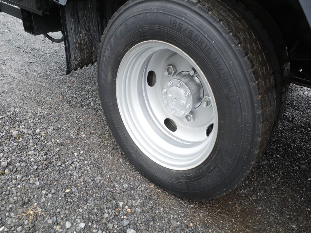 タイヤサイズは195/85R16 溝残量フロント6mmリヤ4～6mm