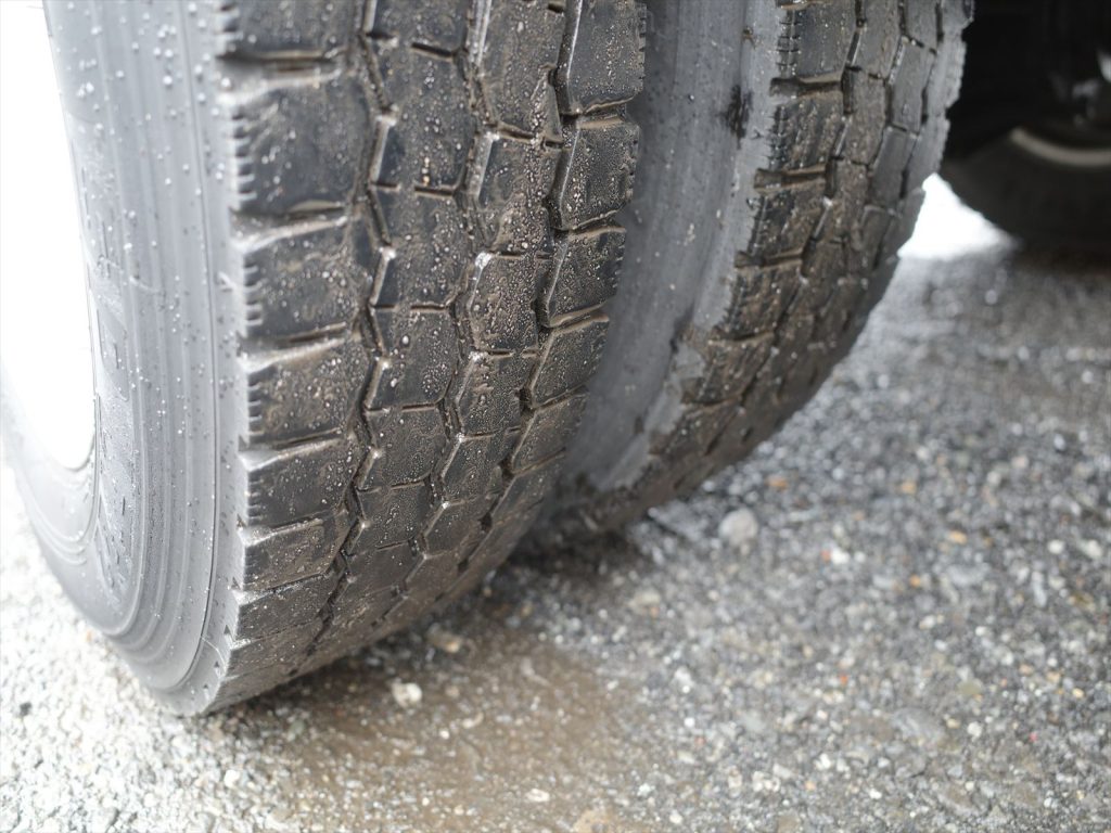 タイヤサイズは195/85R16 溝残量フロント6mmリヤ4～6mm