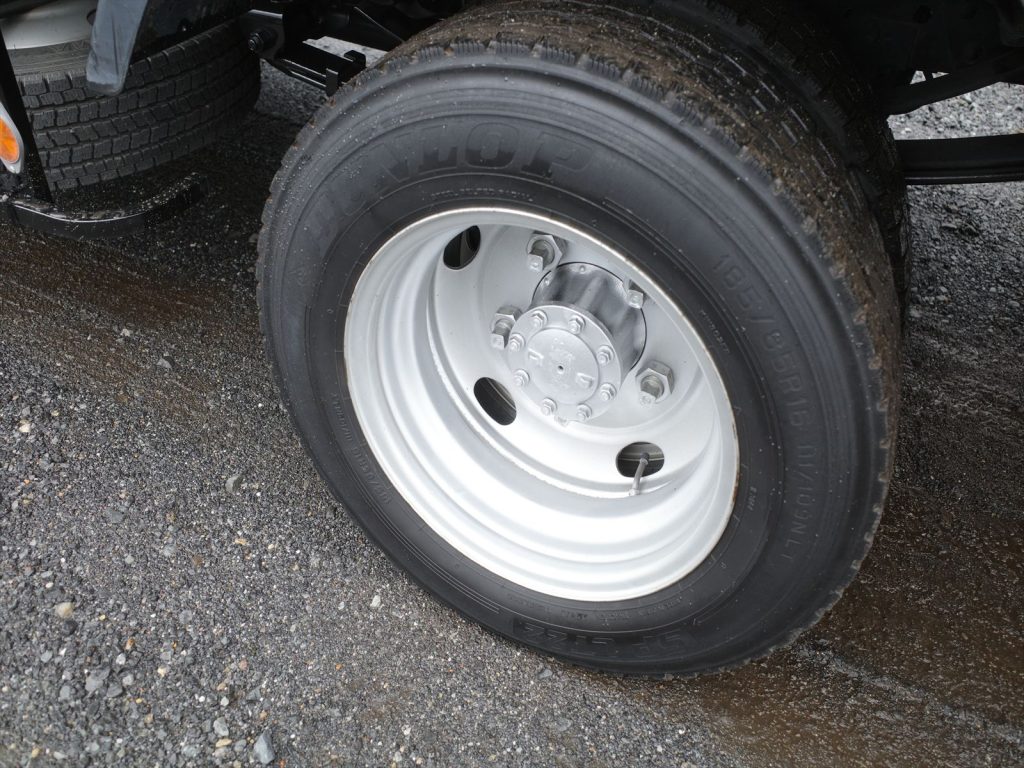 タイヤサイズは195/85R16 溝残量フロント6mmリヤ4～6mm