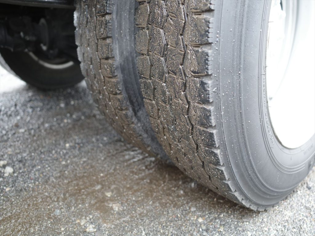 タイヤサイズは195/85R16 溝残量フロント6mmリヤ4～6mm