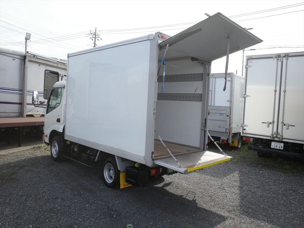 荷室内寸 長さ309cm 幅165cm 高さ182cm 門高166.5cm ラッシング2段