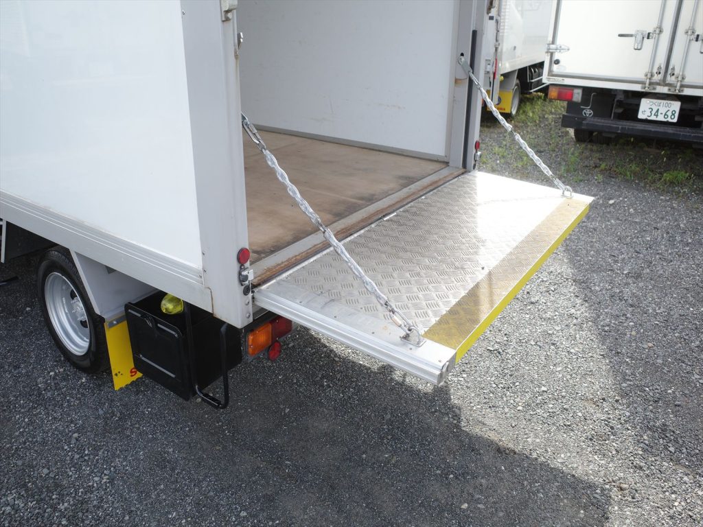 写真にはありませんがあおり下に荷室に上がれる折り畳み式ステップもございます!
